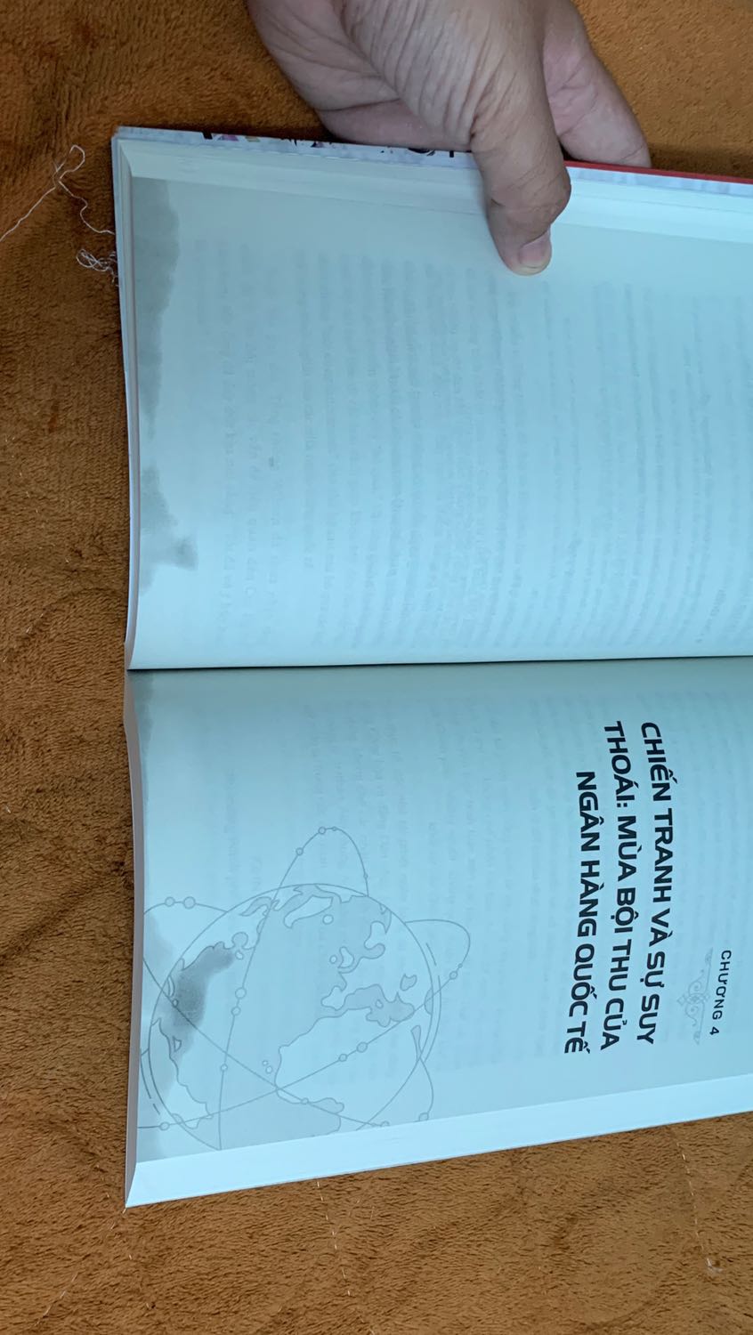 Đóng gói vận chuyển khá nhanh và tốt.

Cuốn 1 - hình và các hình nhân vật khá mờ, một số trang in bị lem nhem. (Hình). Trước mình có mua một cuốn cảm giác cầm sách khác nhau, cảm giác đợt này in giấy cắt khá ẩu được đều góc như bản in trước. 

Cuốn 2 - ok hơn, màu mực đều hơn cuốn 1 mình nhận được.