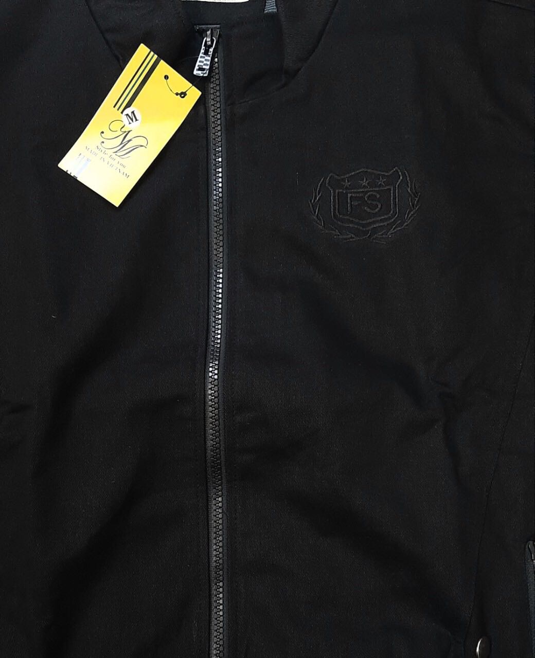 áo khoác kaki chất dày 2 lớp và rất đẹp , áo màu đen giống như mô tả  ,szie áo bạn mình cao m6 szie M là body vừa vặn mặc form tôn dáng áo dày và mặc rất thích luôn, Áo khoác này mình nghĩ mặc dc cho nhều loại thời tiết trời nóng hay lạnh gì chắc cũng mặc ok hết vì rất thoải mái khi mặc Chất liệu kaki nhìn rất tốt so với giá tiền bỏ ra , có nhiều túi , để được nhiều loại vật dụng cá nhân , Tiki thì giao hàng nhanh , nhân viên cho kiểm hàng Chúc shop và tiki ngày càng đắt khách nha 5 sao hài lòng nha