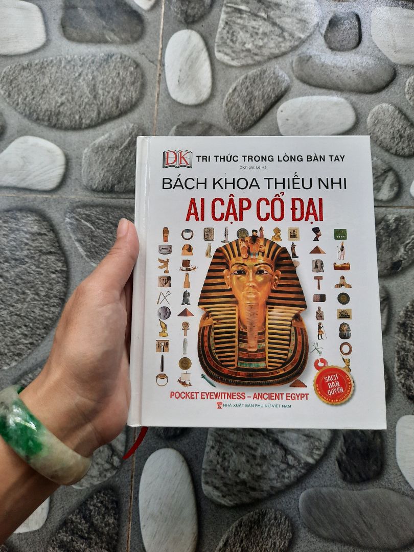 sách nhỏ, xinh xắn, bìa cứng chắc chắn. hình ảnh minh họa nhiều, màu sắc đẹp, chú thích và mục lục rõ ràng. bao bì cẩn thận, sạch đẹp.
Nội dung chưa đọc kỹ, đang rất háo hức đọc. nên không dám nói kiến thức trong sách là đúng sai thế nào nghen bạn