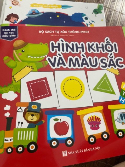 Nội dung sách hay, hình ảnh rõ nét. Phù hợp cho bé 4-6 tuổi, bé làm quen với số và chữ cái chuẩn bị trước khi vào lớp 1. Các bạn nên mua nhé!