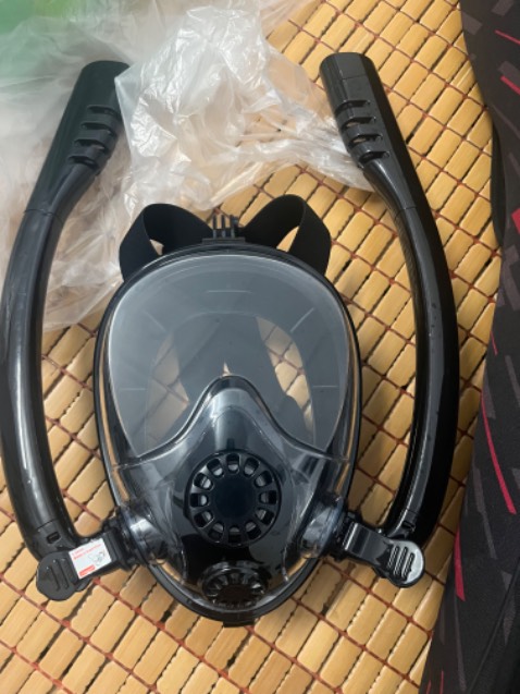 Đúng loại, kín nước, kính trong sáng, hơi thiếu ooxy và khó thở khi lặn hơi sâu