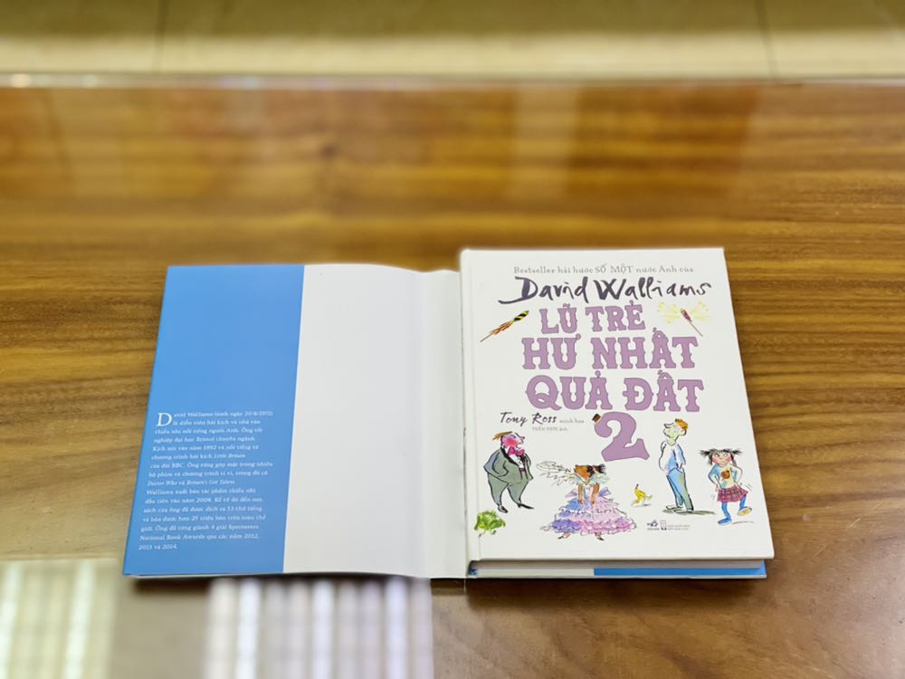 - Tiki giao hàng sớm hơn dự kiến. Khâu đóng gói vẫn còn lỏng lẻo, hộp to nhưng không có giấy chèn. Một quyển được bọc giấy nylon trong (loại học tập học sinh) khá chắc chắn. Nhìn chung sách không bị hư hại gì đáng kể. 
- Sách bìa cứng, khổ vừa, có áo bìa, chất lượng giấy tốt. Sách được in màu toàn bộ, hình ảnh minh họa hài hước. Nội dung tập 2 tương tự như tập 1, những đứa trẻ hư và rắc rối chúng gây ra. 
- Giá mình mua đã giảm khá nhiều so với giá bìa nên mình thấy xứng đáng với một quyển sách chất lượng như thế này.