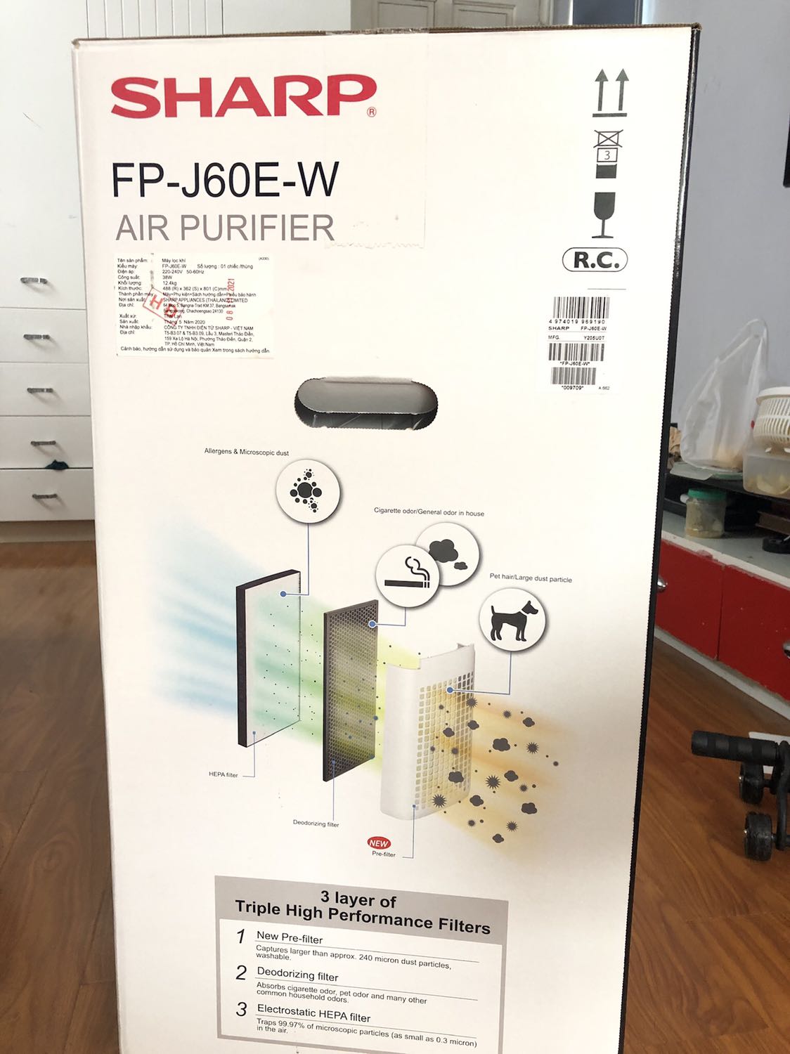 Máy khoẻ, hút bụi và khử mùi ok. Ngày hết hạn bảo hành theo Giấy bảo hành khi mở hộp vào tháng 11/2021(đúng tháng mua hàng), sản xuất từ tháng 7/2020, có vẻ là hàng tồn kho. Gọi lên tổng đài hãng Sharp nhân viên hãng báo hỗ trợ active luôn và đảm bảo đủ 1 năm bảo hành tính từ ngày mua trên Tiki.