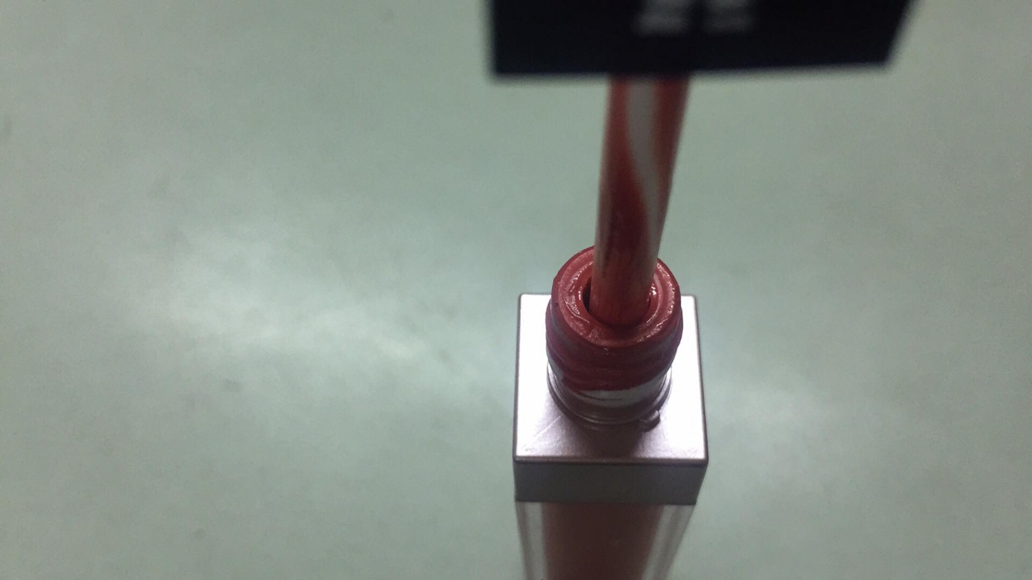 Mình đặt mua là theo giới thiệu màu moderato -02- nude cam nhưng khi mình nhận và mình test lên tay và môi thì ra màu hồng đất hơi tươi nhiều hơn.
Chất son Lỏng nhìn ko phải dạng semi matte, khô rất lâu khoảng hơn 30 phút mình test có 1 ít son ra tay mà chờ hoài ko thấy nó khô. Tuy nó lâu khô chất son của nó lại làm lộ rảnh môi
Mùi son lúc mới đầu ngửi or cho lên môi thì nặng mùi hoa hồng , nhưng để 1 lúc thì mùi hoa hồng bay đi hết còn lại mùi như mùi dầu gió trong miệng bao khó chịu , nhưng thử dùng lần đầu tiên thì cố gắng chịu nhưng mùi dầu gió nồng quá nên mình sau 20 xóa đi lun chịu ko đc.
Còn 2 lần sau mình mix vs nhiều son khác có đỡ hơn không như 3ce hay l'oreal,.... thì cái mùi đó ko thể đi được.
Đầu lấy son ra khá nhỏ mình mới dùng có 4 lần mà nó trây trét ra mình ko hợp vệ sinh cho lắm, dù mình đã cố dùng nhẹ tay để lấy bớt son nhưng cây chổi của nó to ko thể nào ko trây trét được.( như hình gửi).
Thật sự nếu giá thực tế của nó là hơn 500k thì ko đáng ( giá còn hơn MAC  @@), vì chất lượng của nó ko thể so với giá của những dòng khác rẻ hơn như innisfree,l'oreal, maybelline,....được.
Hồi mình mua giá khoảng gần 200k được trăm thì có tặng kèm miếng dán móng, nhưng lúc nhận thì không nhận được như miếng dán quảng cáo. ( miếng dán được nhận như hình). Độ dài của Cây son thì dài sơn cây kẹo mút chút xíu.
Đáng lí ra mình cho 1 sao - nhưng vì sự giao hàng nhanh tiện lợi TIKI nên mình cho thêm 1 sao nữa