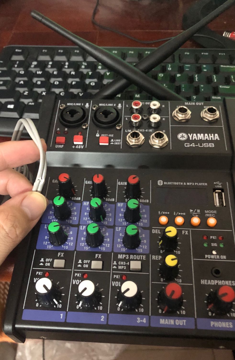 Mic không nhạy. Chỉnh độ nhạu mic gần max thì mới hút tạm chấp nhận. Cho 4 sao. Còn lại xài ổn. Thích cái chỉnh repeat và delay được tách ra nên chỉnh chủ động theo ý thích và tuỳ mục đích sử dụng. Bluetooth kết nối siêu nhanh. Có đầu ra headphone. Hát thoải mái, không làm phiền nhà bên cạnh. Shop nếu có thiện chí thì ship cho sợi dây giắc cắm 3.5. Dây trong hộp nhưng không hiểu sao lại bị cấn dập vậy. Lười trả hàng nên để vậy xài (dây vẫn xài được). Ai thích hát thì nên mua. Tầm giá này ok. Ship hàng uy tín.