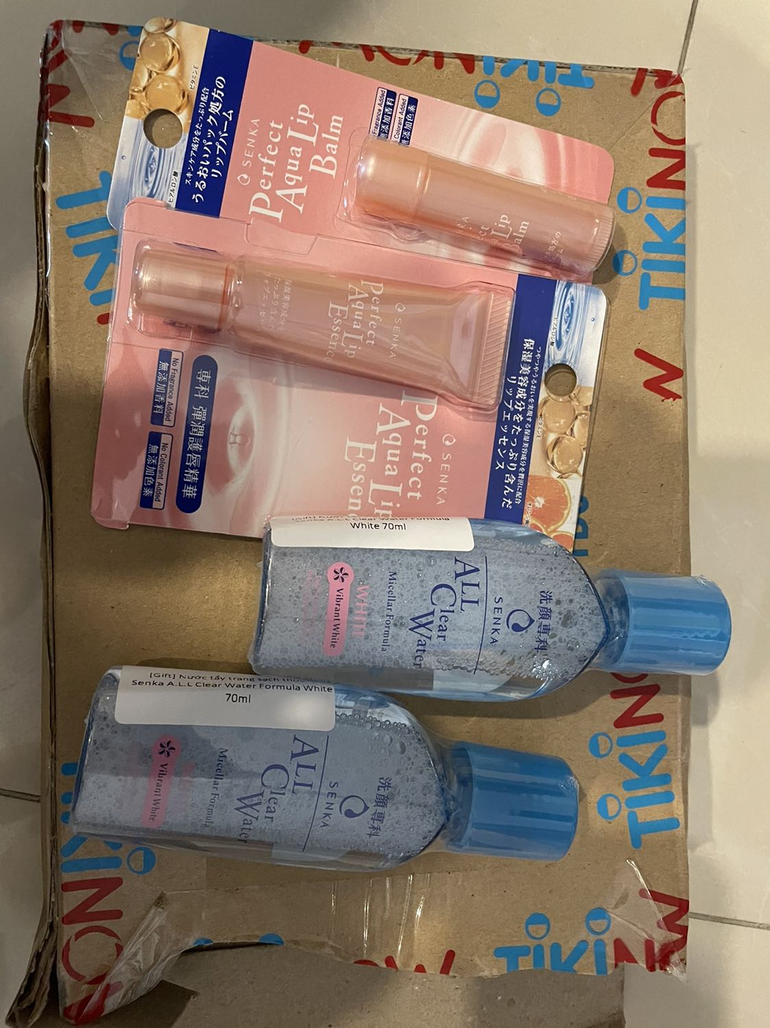 Sản phẩm tốt, mềm mịn môi, có tặng kèm chai tẩy trang, giao siêu tốc, thái độ nhân viên thân thiện, lễ phép. Tiki luon giữ uy tín và đặt khách hàng lên hàng đầu