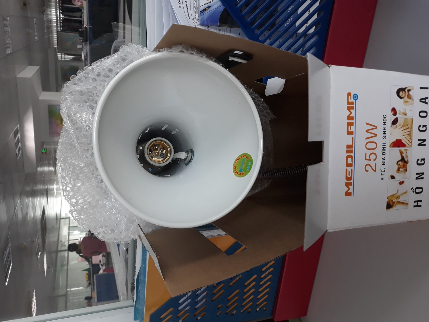 Tôi đặt hàng với dịch vụ tikinow để nhận sản phẩm nhanh làm quà tặng. Hàng giao nhanh, đúng hẹn nhưng khi cần dùng mở ra thấy thiếu bóng đèn, làm người nhận rất thất vọng. Đề nghị Tiki liên hệ người bán giao bổ sung bóng đèn hoặc đổi sản phẩm khác cho tôi sớm.