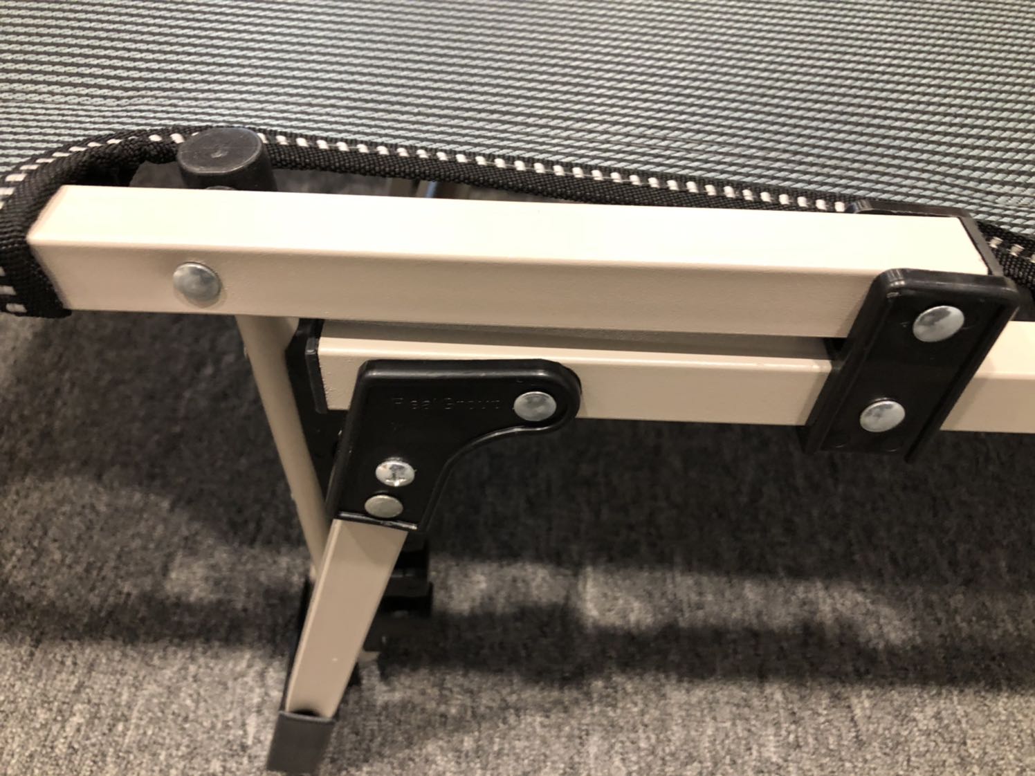 Ban đầu khui ra thấy đẹp và khá chắc chắn nhưng sau khi xài một tuần thấy 1 cây đòn phía trên bị cong nhẹ và có dấu hiệu ọp ẹp. Không biết có phải do mình 81kg nên giường bị quá tải hay không