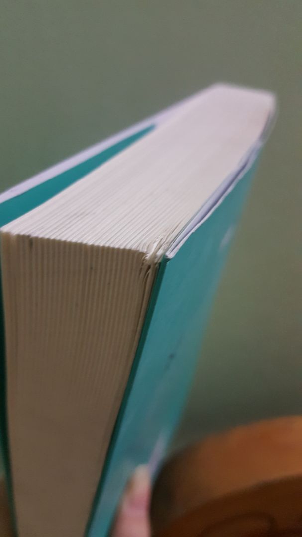 Tôi đã mua hàng ở Tiki 3 lần nhưng đây là lần đầu tiên tôi nhận được sách bị nhiều lỗi ngoại quan như vậy. Do lúc nhận hàng tôi đang vội và khá tin tưởng Tiki nên đã chủ quan mà không kiểm tra hàng. Vì đã gần Tết và lỗi không quá nghiêm trọng nên tôi sẽ không đổi trả hàng. Nhưng tôi hi vọng Tiki sẽ cải thiện chất lượng dịch vụ của mình.