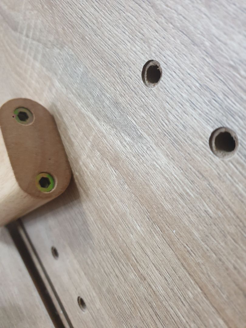 Chất lượng tốt, có hướng dẫn lắp ráp dễ làm. Riêng ngăn kéo cần cải tiến hơn