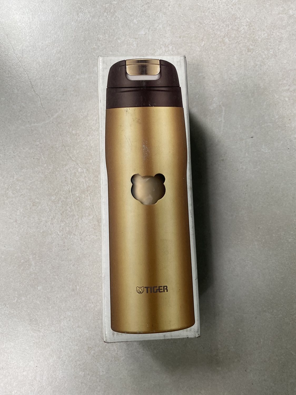 Tiki giao hàng nhanh, đóng gói cẩn thận. Thiết kế đẹp. Nút mở có vẻ hơi khó mở nắp. Cơ bản giữ lạnh tốt, hiện tại vẫn ko thấy vấn đề gì.