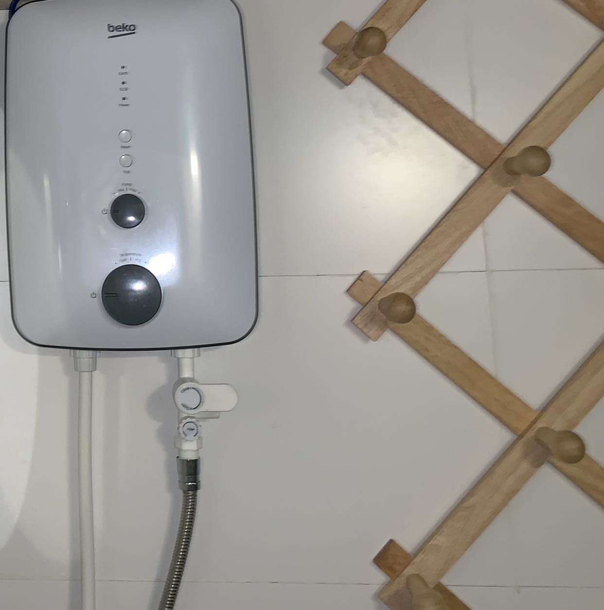 Bơm cực ồn !!! Nhưng nếu nước nguồn mạnh thì mua không bơm cho êm !!! Mình không sự dụng bơm máy ổn lắm chỉ khi bật chế độ pump thì gây phản cảm tí thôi !!!