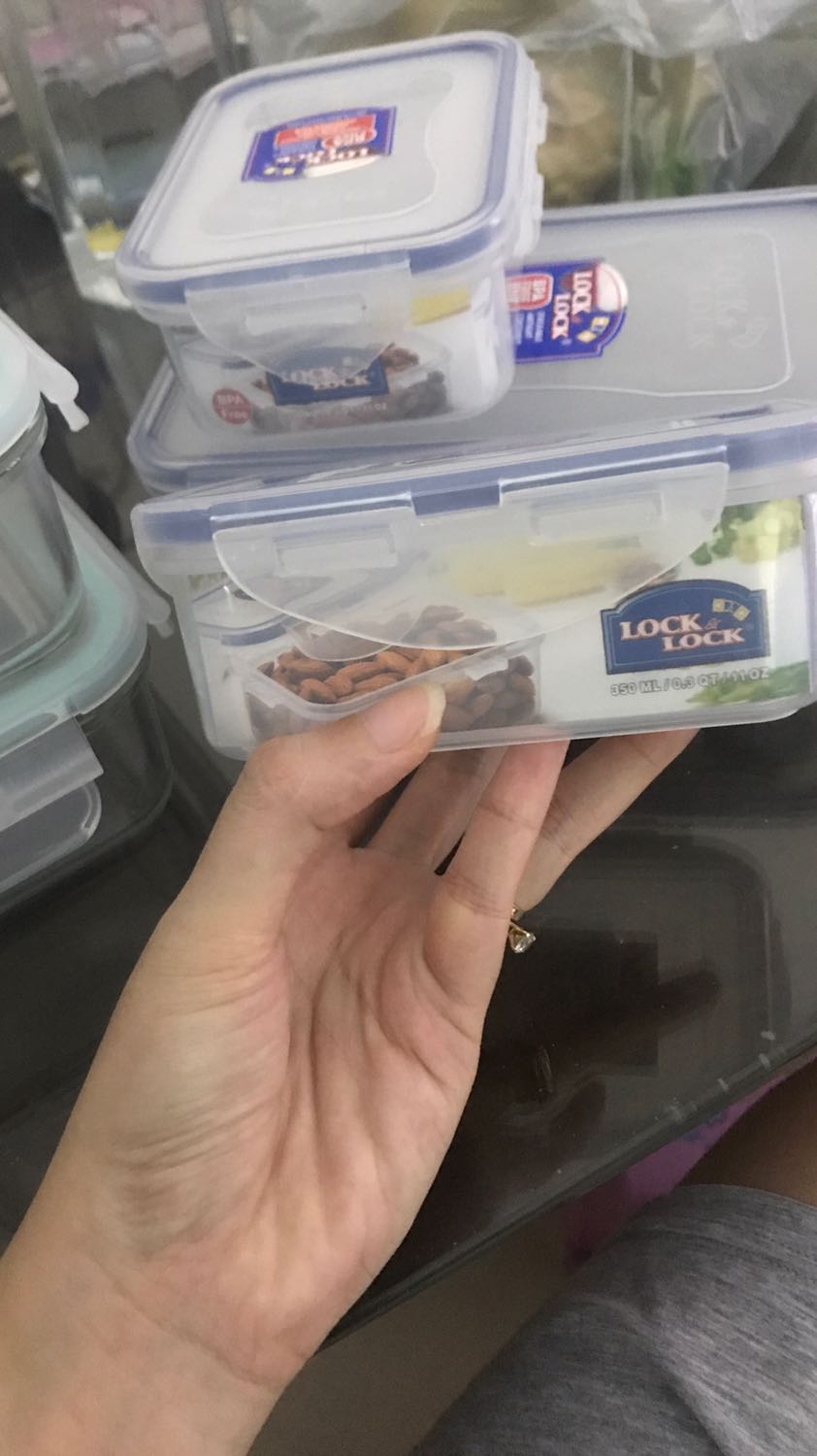 Tiki giao hàng nhanh, đóng gói rất cẩn thận và chắc chắn. Hộp nhựa lock and lock bảo quản thức ăn trong ngăn mát tủ lạnh mình rất ưng.
