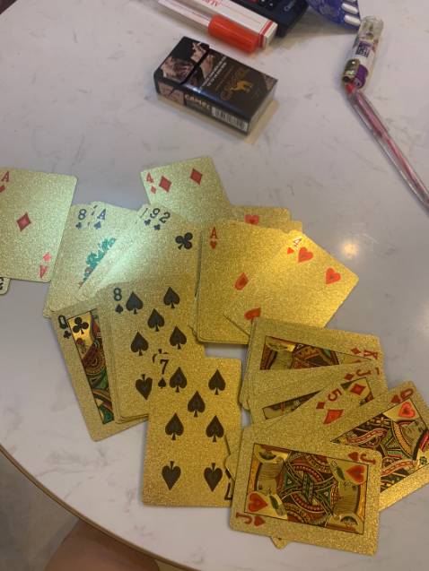 bài chơi rất ổn và đẹp luôn nha mn 😘😘 có điều hộp đựng hơi mỏng và k dùng nhiều lần được 😿 chỉ thế thôi còn chất hơn lá bài siêu thích luôn í ✨✨cầm mà lia thì hơi bị bén luôn í í! nói chung Tết này ngồi xẻ quạt thì sang choảnh phải biết!! Tôi sẽ ủng hộ thêm, nhưng thêm nhiều mẫu nữa thì sẽ ok hơn!