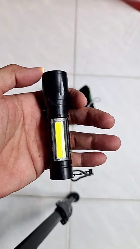 Đèn pin giá hạt dẻ, mà rất tinh tế nhỏ gọn để cầm tay mang theo để trong túi hoặc trên ô tô khi cần rất tiện. Giao hàng trong tp hcm nhanh.