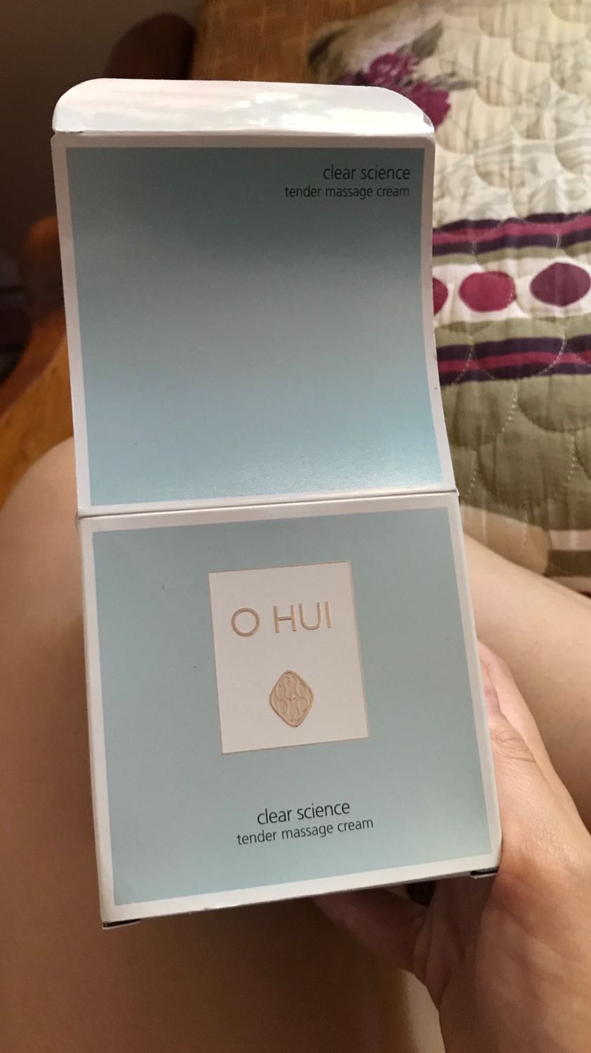 Hàng chính hãng. Ngoài công dụng  cấp ẩm, làm mềm da, mình mát xa 1 lúc thấy mụn ẩn, mụn đầu đen trong da bật hết lên, mình lấy ra rất dễ dàng . Thực sự rất ngạc nhiên về hiệu quả vượt sức tưởng tượng ban đầu.  Mùa dịch nhưng Shop vẫn cố gắng giao hàng nhanh, phục vụ chu đáo, nhiệt tình. Thanks shop!