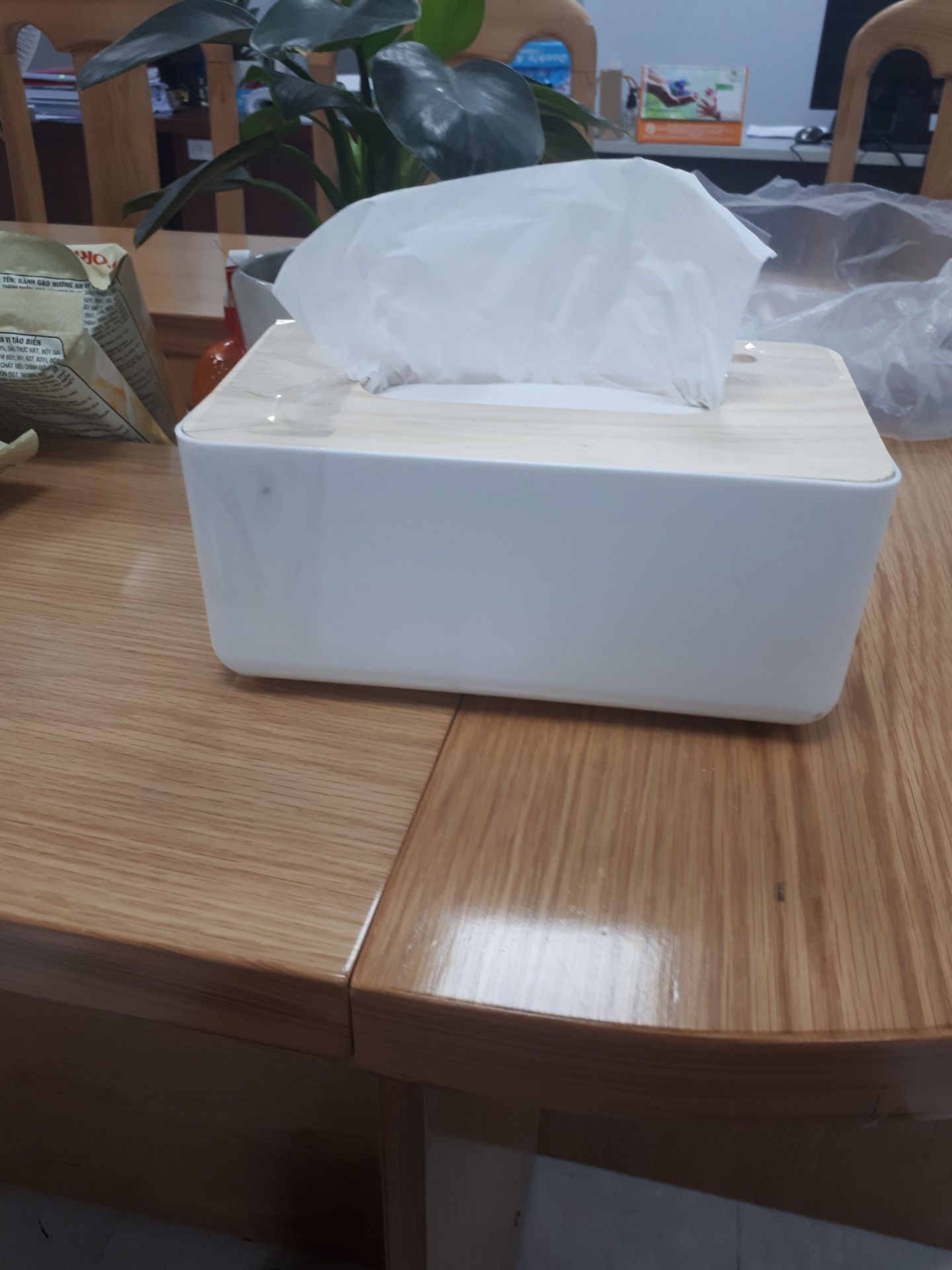 hộp không vừa khổ giấy. cái nắp rất khó đóng. nhưng vì vô thế rồi nên xài vài bữa vứt mua khác ?? 2 sao vì tikinow giao nhanh hộp không vừa khổ giấy. cái nắp rất khó đóng. nhưng vì vô thế rồi nên xài vài bữa vứt mua khác ?? 2 sao vì tikinow giao nhanh