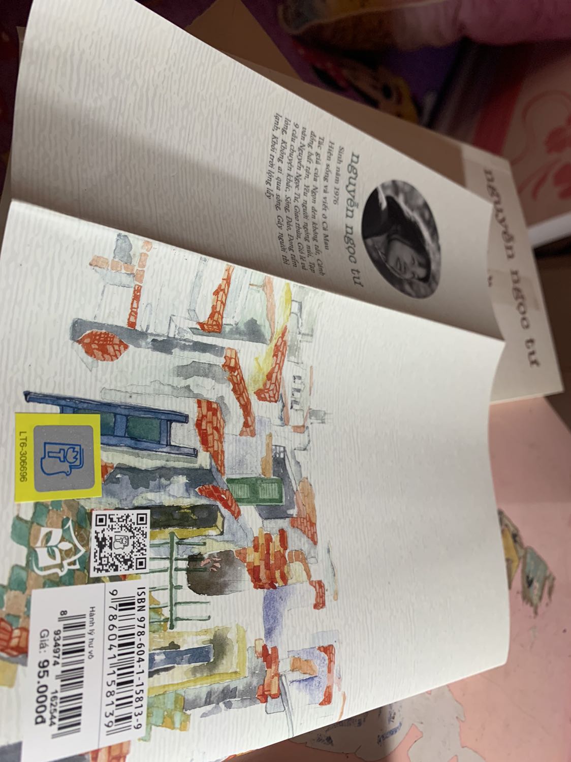 huhu em lỡ tay rạch nguyên đường nên hơi xấu, tiếc lắm .. sách đẹp, k có book mark nhưng có đồ bảo vệ sách là bìa bao giống hình trên Tiki, chưa đọc nội dung nhưng chắc chắn sẽ hay vì đây là sách cô Tư, ĐÁNG MUA