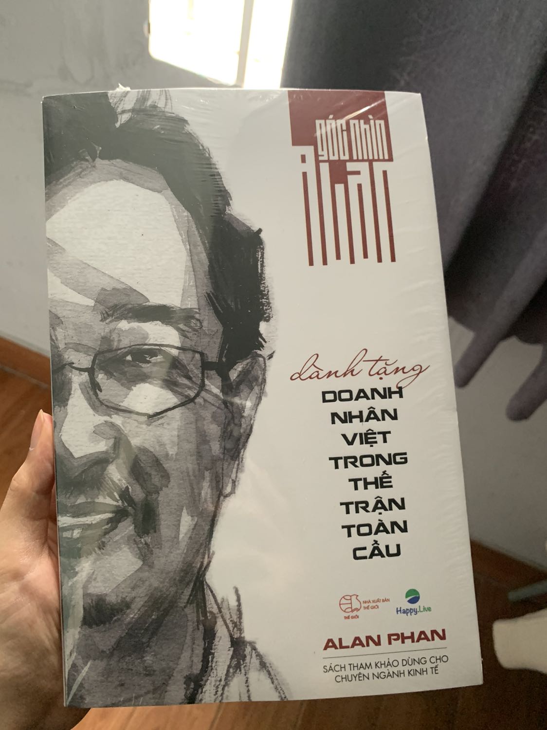 Giao hàng nhanh, đóng gói sản phẩm chắc chắn. Sách được bọc nên không bị cong, giấy in không đẹp lắm. Nội dung hay, phù hợp cho những bạn muốn tìm hiểu thêm về kinh tế, xã hội.