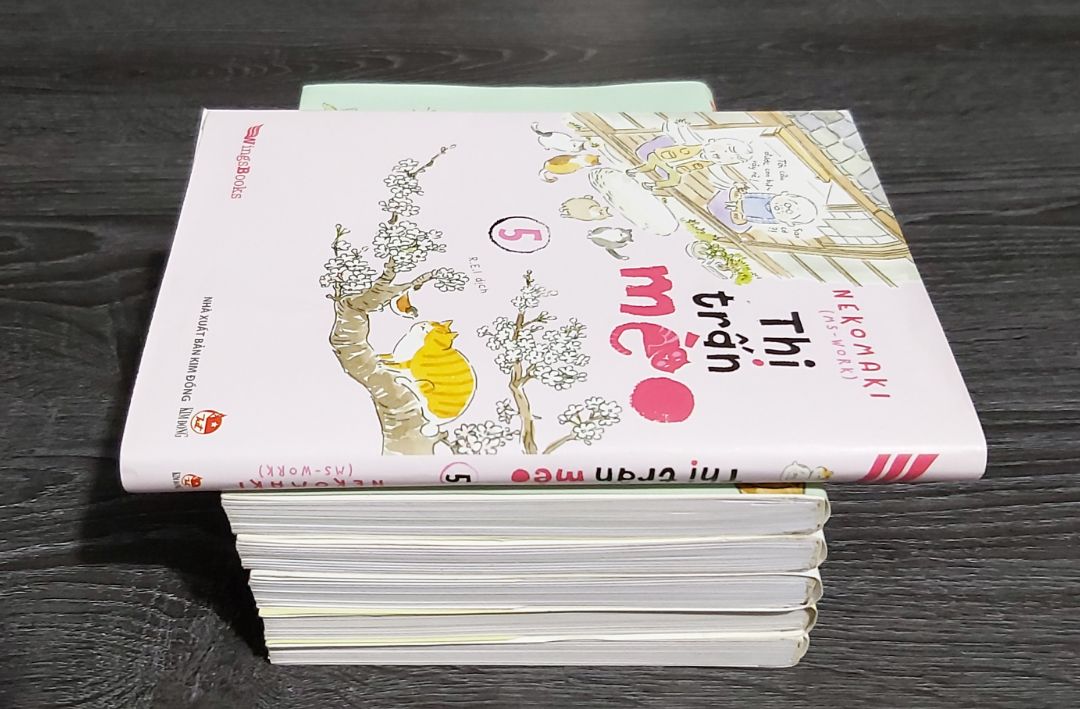 Bộ truyện tranh dễ thương kể về ông lão Daikichi  sống cùng chú mèo Tama sau khi vợ ông lão qua đời. Một người một mèo ngày ngày quấn quýt, bầu bạn bên nhau. Bộ sách chính là tập hợp những mẩu truyện về cs êm ả, bình lặng, trải qua bốn mùa của hai ông cháu.
Dịch vụ Tiki tốt, sách được bọc cẩn thận, giao hàng nhanh.