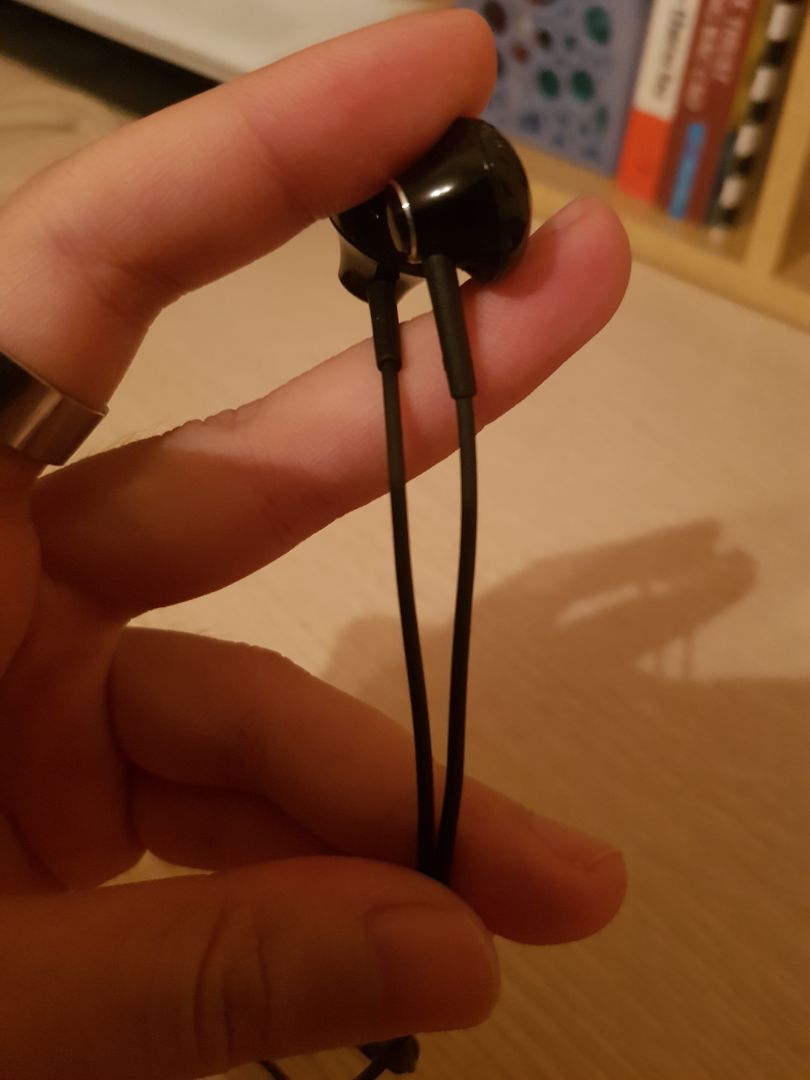 Tai nghe ổn. Mic bắt tốt, mình nói thầm hoặc k cần để sát mic vào miệng bên kia cũng nghe được. Trước ham rẻ quá và thấy nhiều review tốt nên mua thử mà fail cái mic. Mình không có yêu cầu cao về âm thanh nên thấy vậy là được rồi. 

Dây đúng là hơi mỏng, nhưng chỉ là phần thân trên chỗ đoạn nối với tai nghe thôi. Còn thân là kiểu thiết kế khá chắc chắn, mình thấy không cần phải mua dây quấn cũng được.