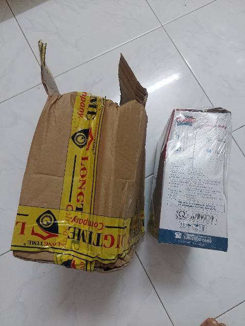 Hộp bị móp méo khi nhận hàng. Mua lần đầu nên không biết hộp có tem niêm phong hộp hay không? Quạt nhận được có tem bảo hành, có dây sạc, hướng dẫn sử dụng, phiếu bảo hành. Quạt và đèn chạy thử thì tốt nhưng chưa an tâm lắm, đợi sử dụng và khi sạc nữa.