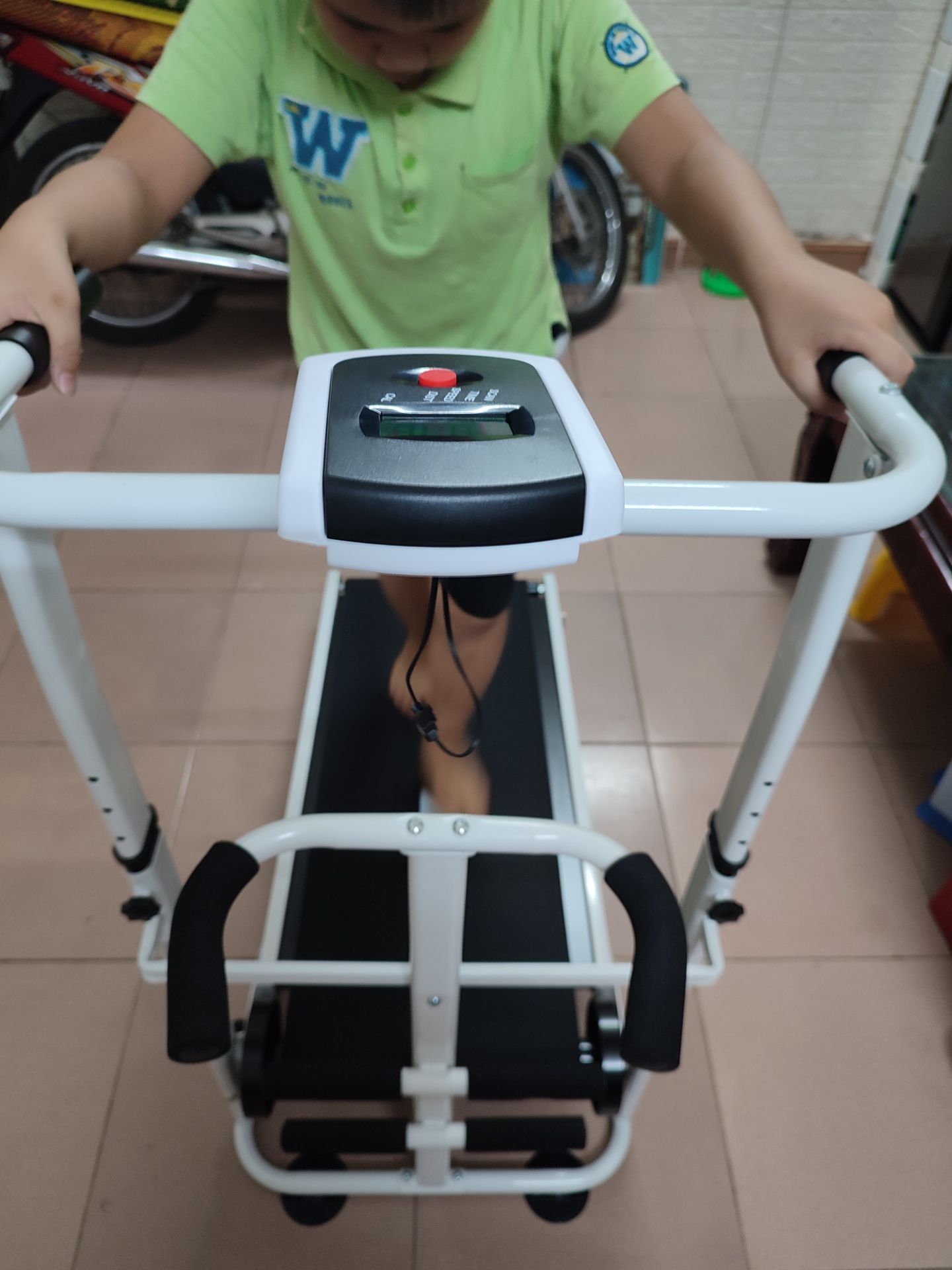 Ban đầu chưa quen nên hơi trượt, tập 1 lúc quen là ổn ngay, trẻ em tập cũng rất ok nha. Máy có báo thời gian, khoảng cách...để theo dõi quá trình tập. Máy cơ nên tập 1 chút đã mệt và toát hết mồ hôi rồi. Gập được lại nên để góc nhà gọn gàng, máy có bánh xe di chuyển dễ dàng, có hỗ trợ gập bụng xoay eo. Tuy nhiên phần tay cầm hơi ọp ẹp tý. Nhìn chung hài lòng so với giá tiền :)