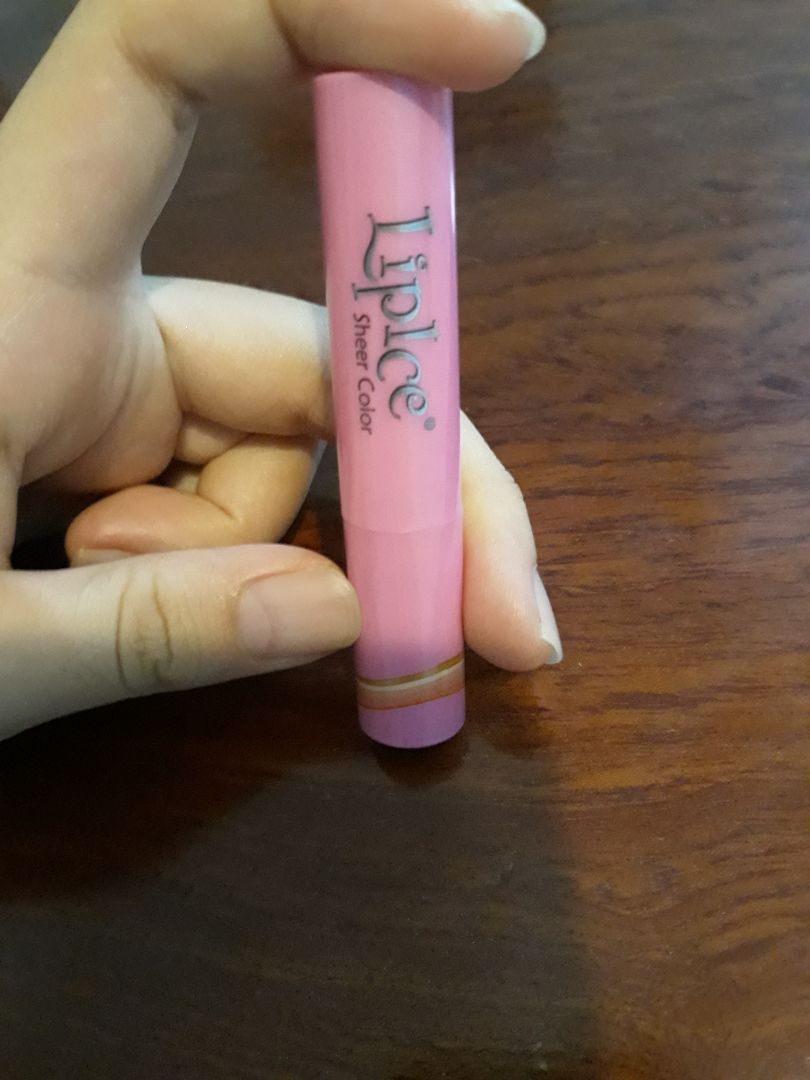 Đầu  tiên về phần vỏ rất chắc chắn k thể trừ điểm được. Nhưng  điều mình quan tâm nhất về chất lượng thì em này làm mình không hài lòng. Mùi rất kì, mình ngửi như mùi đất sét. Bôi nhiều lớp lên sẽ ra màu hồng cánh sen rất dìm(nếu không tẩy da chết). Chất son giống son gió nhưng chậm hơn.để tầm 1-2h môi bắt đầu hồng choét lên trông rất sợ. Hình ảnh dưới đây là môi mình sau khi tẩy da chết và bôi lớp mỏng lên( trông không quá đáng sợ nhưng 1 tgian sau lên màu k đc đẹp) nếu như muốn mua thì bạn chỉ nên bôi ở nhà nếu không sẽ k kiểm soát đc màu son. Son này rất lì luôn ấy. Trời càng lạnh nó lên màu càng nhanh. màu mình mua là cam san hô. Hi vọng nếu như cải thiện màu son này nhà sx sẽ cho thêm nhiều đỏ hơn là hồng