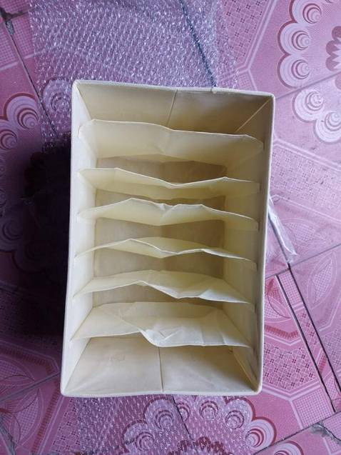 Hộp khá tiện lợi, sản phẩm ưng ý, chia ngăn dễ lấy đồ và quan sát, tuy nhiên hơi nhỏ và vẫn ít ngăn, mình muốn nhiều ngăn hơn, nhưng 7 ngăn giá này là cũng hợp lý rồi!! sản phẩm đúng mô tả, cao 20cm, dài 38cm, và rộng 25cm, loại có nắp và không nắp đều ok, đắt hơn mấy ngàn thì có nắp luôn!! được cái mình đã từng mua loại hàng này, dùng rất thích, ko có mùi, màu nhã nhặn, nên sản phẩm mới mình ủng hộ luôn hihi!!!

cảm ơn shop nhiều nha! cho 5 sao cổ vũ động viên luôn nha!