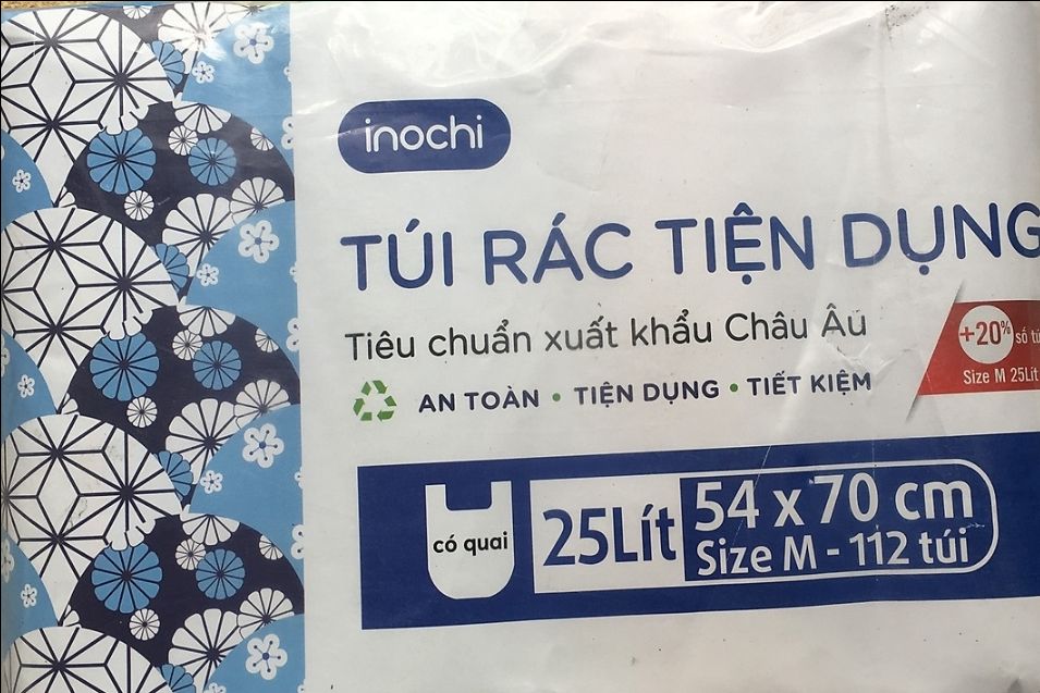 Túi rác màu đen không hôi mùi nhựa. Theo nhà sản xuất nói thì lại có tính năng tự phân hủy bảo vệ môi trường nên mình rất thích. Shop đóng gói và giao hàng nhanh. Cho 5* vì dịch vụ tốt và sản phẩm chất lượng.