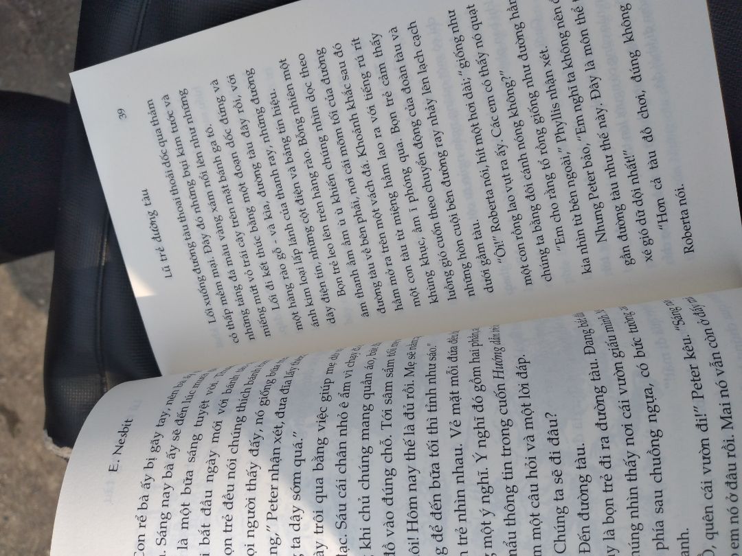 Cố gắng đọc mấy chục trang đầu để review có tâm và cảm thấy không hối tiếc về điều đó. Nội dung sách, có thể sẽ có người không để ý, nhưng mình thấy sự giáo dục trong mỗi gia đình thật sự quan trọng. Chuyển về vùng nông thôn, một nơi nghèo hơn, nhưng các em vẫn cố gắng ngoan ngoãn, cố gắng để mình trở lên có ích, nhỏ có việc của nhỏ và ngược lại. Điều này làm mình thấy rất vui!