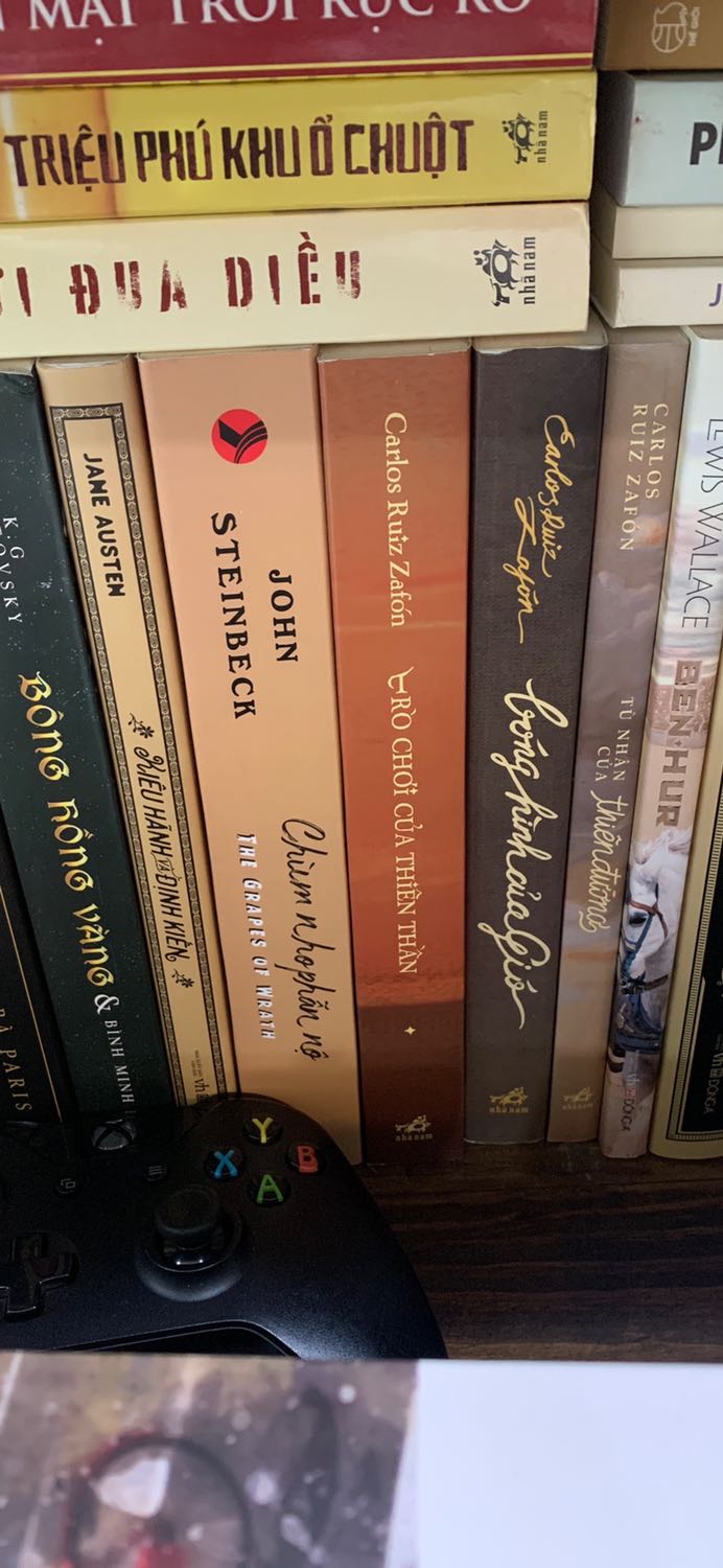 Bộ ba cuốn sách của Carlos Zafon hay cực kì, đặ biệt quyển đầu của Võ Hồng Long dịch xuất sắc, câu chữ nuột nà đọc rất cuốn hút. 

Cám ơn tiki đã giao sách nhanh và đẹp