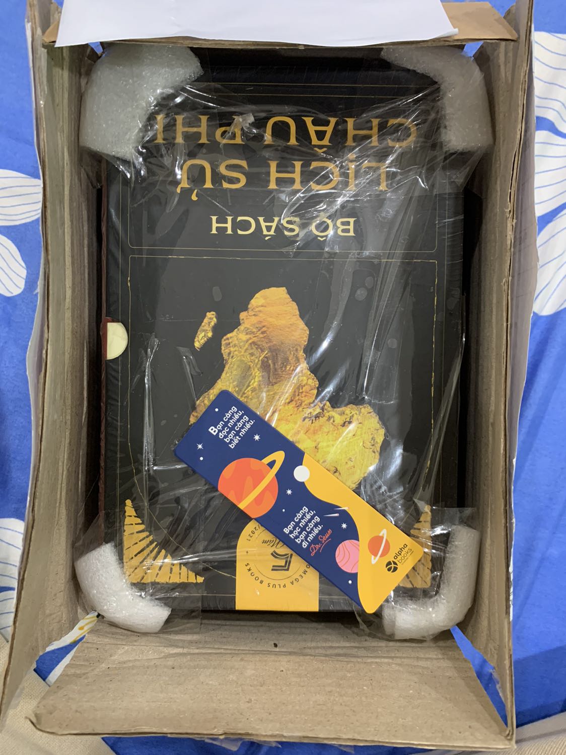 Tiki giao hàng nhanh hơn dự kiến 2 ngày :3 Sách được Alphabooks bọc rất kỹ càng, boxset mình được bảo vệ các góc bằng xốp nên không bị méo móp. Nội dung sách thì để đọc mới biết 😗