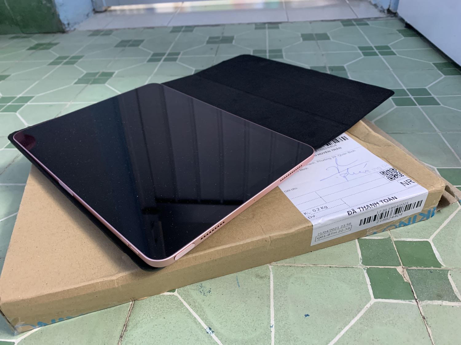 Treo đầu dê bán thịt *** là đây. Quá thất vọng về tiki, rao bán bao da cho ipad air 4 10.9 inch - Hàng nhập khẩu, mà giao hàng thì như hàng chợ đã vậy còn sai ko biết là vô tình hay cố ý nữa. Sẽ không có lần sau, vui lòng giải quyết trả hàng và hoàn tiền gấp.