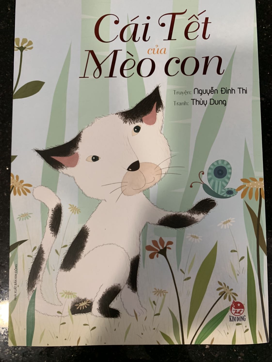 Tên truyện là Cái Tết của mèo con nhưng đọc lúc nào cũng được không cần chờ đến Tết nha các bố mẹ ? câu chuyện giản dị nhưng lại gửi gắm thông điệp cho các bạn nhỏ về lòng can đảm, rất nên đọc ạ