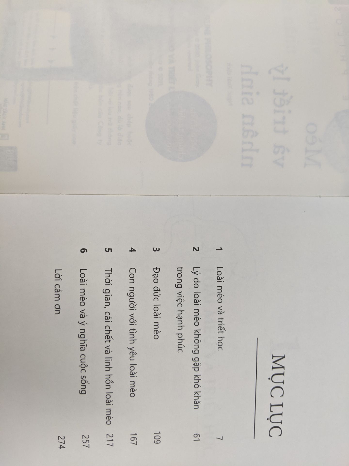 Sách bìa cứng, nhỏ gọn, đẹp, có dây vải đánh dấu trang. Về nội dung thì đối với mình là khá hay, tác giả đã đưa kiến thức triết học của nhiều tác gia nổi tiếng  vào tác phẩm, kết hợp để lý giải cũng như đánh giá về "hành động và suy nghĩ" của loài mèo. Có vẻ như loài mèo không cần đến triết học như con người, vì nó chỉ cần là chính nó là được :))