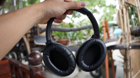 Lúc mua không hề biết trên Thế Giới lô WH1000XM4 này bị lỗi bản lề rất nhiều, số xui Tiki giao trúng cho mình cái bị lỗi đó. Hy vọng tiki đọc được cái review này và có chính sách hỗ trợ mình.
Mọi người lên Youtube tìm: sony wh 1000xm4 lỗi bản lề là ra video của mình.
Chỉ cần tìm Google Sony WH1000XM4 creaking plastic sound là ra một đống kết quả của những người mua trúng hàng lỗi. Mình nghĩ Sony làm ăn uy tín, chỉ cần đem tới trung tâm bảo hành họ sẽ đổi hoặc sửa cho mình. Không ngờ khi mang đến, họ giả bộ *** xíu rồi bảo bình thường, không lỗi gì hết. Cầm xoay cái bản lề nó kêu ọt ẹp như thế mà bảo không lỗi ? Tai nghe hơn 5 triệu mà để lỗi gia công như thế giao đến cho khách hàng ? Đeo vào mỗi lần cử động đầu nó cứ kêu cạch cạch thì sao xài ?
Mình phải đi mượn cái micro để quay video thu âm lại đăng lên cho mọi người lưu ý, ai xui mua trúng cái lỗi giống mình thì Sony nó ko bảo hành đâu.