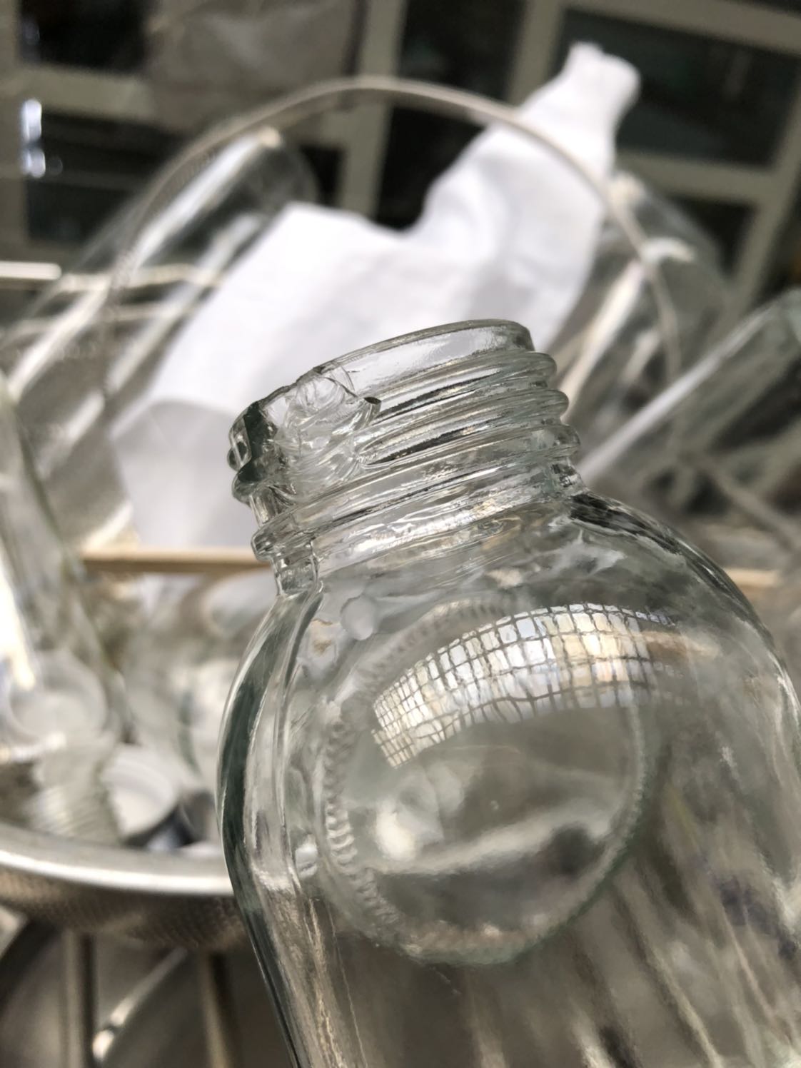 Tôi mới bóc 2 lốc, bán hàng bắt mua 3 lốc 15 bình, nhu cầu thì có 5-10 bình, thôi mua về cho vậy! Mà bóc 2 lốc ra cái thì vỡ miệng chai, cái thì nắp chai bị đứt quai, bán hàng phải ktra kỹ trc khi giao cho khách chứ!!!!