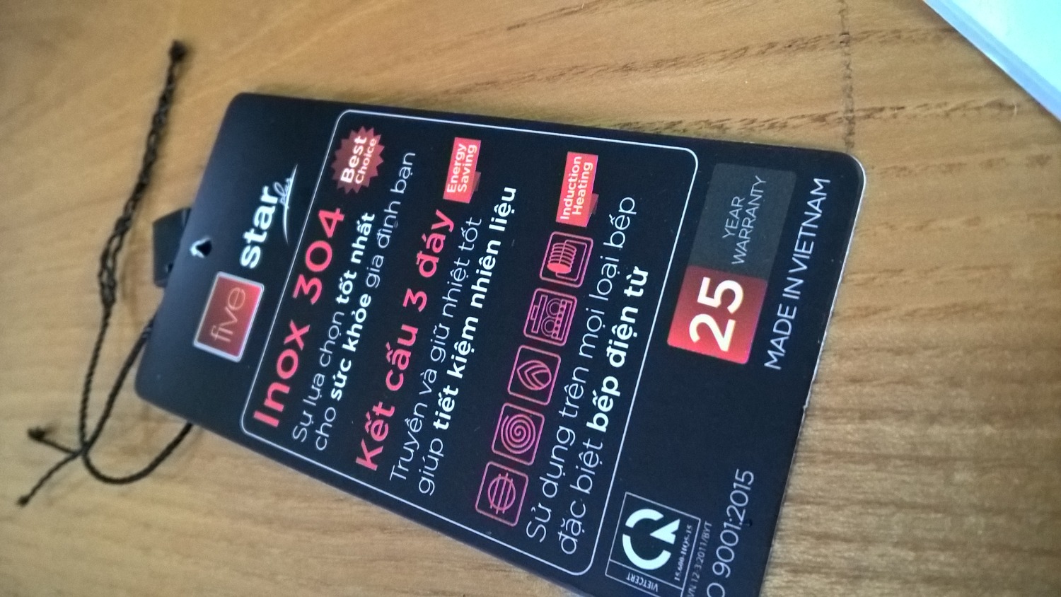 Cái nồi đáy rất dày và nặng, thân nồi hút từ ( nồi các nước inox 304 không có hiện tượng này ) nên trừ điểm. Ưng mỗi cái xửng hấp .