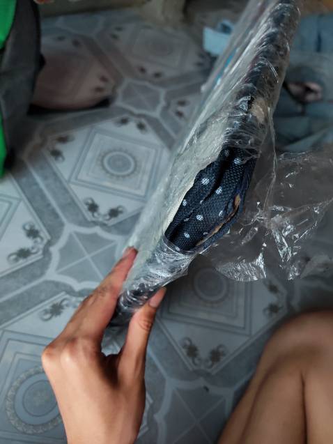 lúc lấy hàng không để ý, về phòng mới thấy nó bị lủng 1 lỗ như này? bây giờ đổi trả ntn đây?