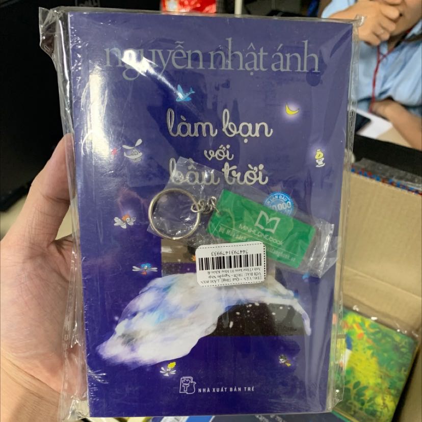 Hàng đóng siêu đẹp, bìa cứng cáp ah. Có đủ đồ tặng kèm các thứ. Đang chờ thêm kiện sách nữa về. Mua giao hàng nhanh lên tiki là ok. Thank shop đã chuẩn bị hàng kịp