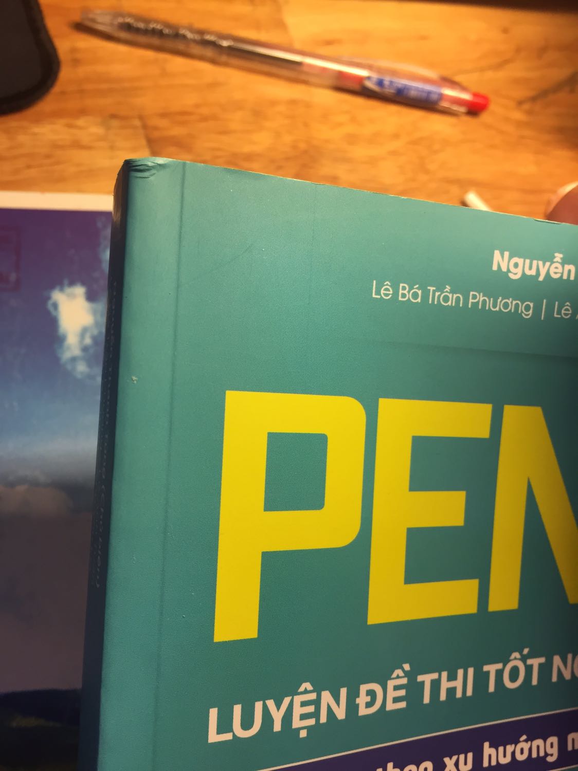 Sách như mô tả. Tưởng sách sẽ đc đóng trong hộp giấy nhưng thực ra lại bọc qua 1 lớp chống sốc rồi bọc trong túi nilon thôi