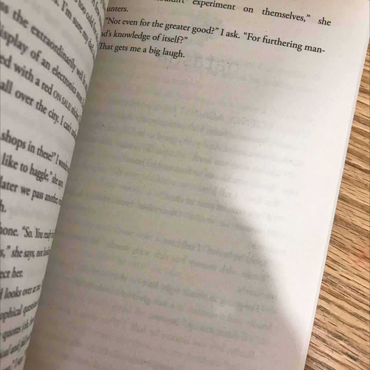 Giao hàng cẩn thận, nên cải thiện lại chất lượng sách: giấy mỏng, highlight ko cẩn thận sẽ bị in ra trang sau. Bìa cũng khá là mỏng manh