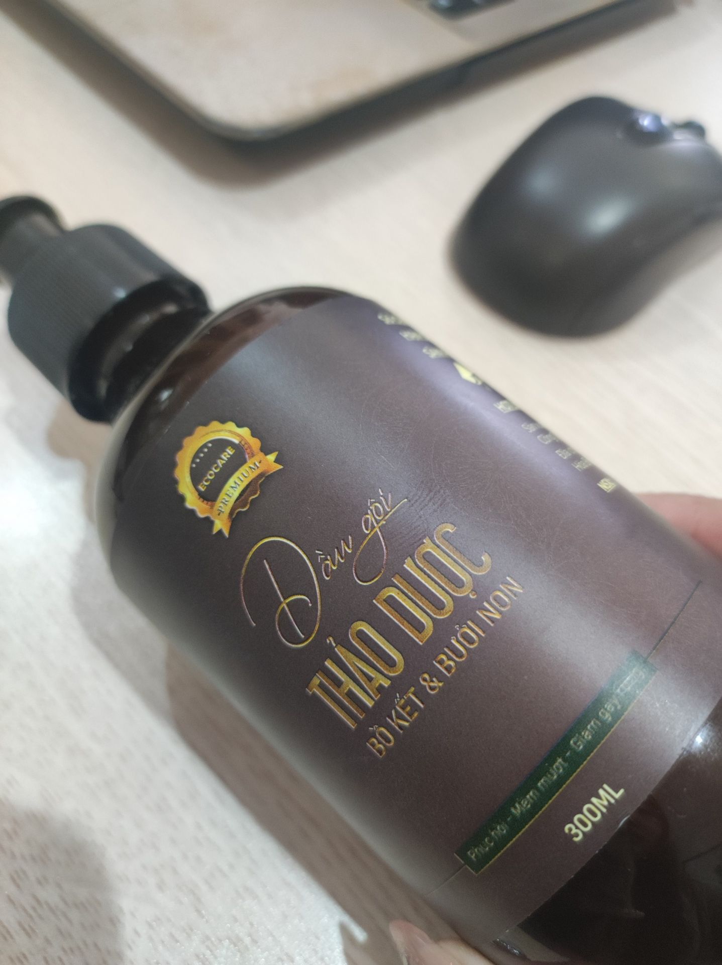 sản phẩm dùng tốt lắm mọi người  ơi,mùi thơm dễ chịu,mua về dùng người yêu khen quá trời à ,shop tư vấn nhiệt tình nữa. Giá cao hơn chút so với bản thường nhưng trong thành phần có sự khác biệt nên thấy giá hợp lý. Sẽ  review tiếp sau khi sử dụng