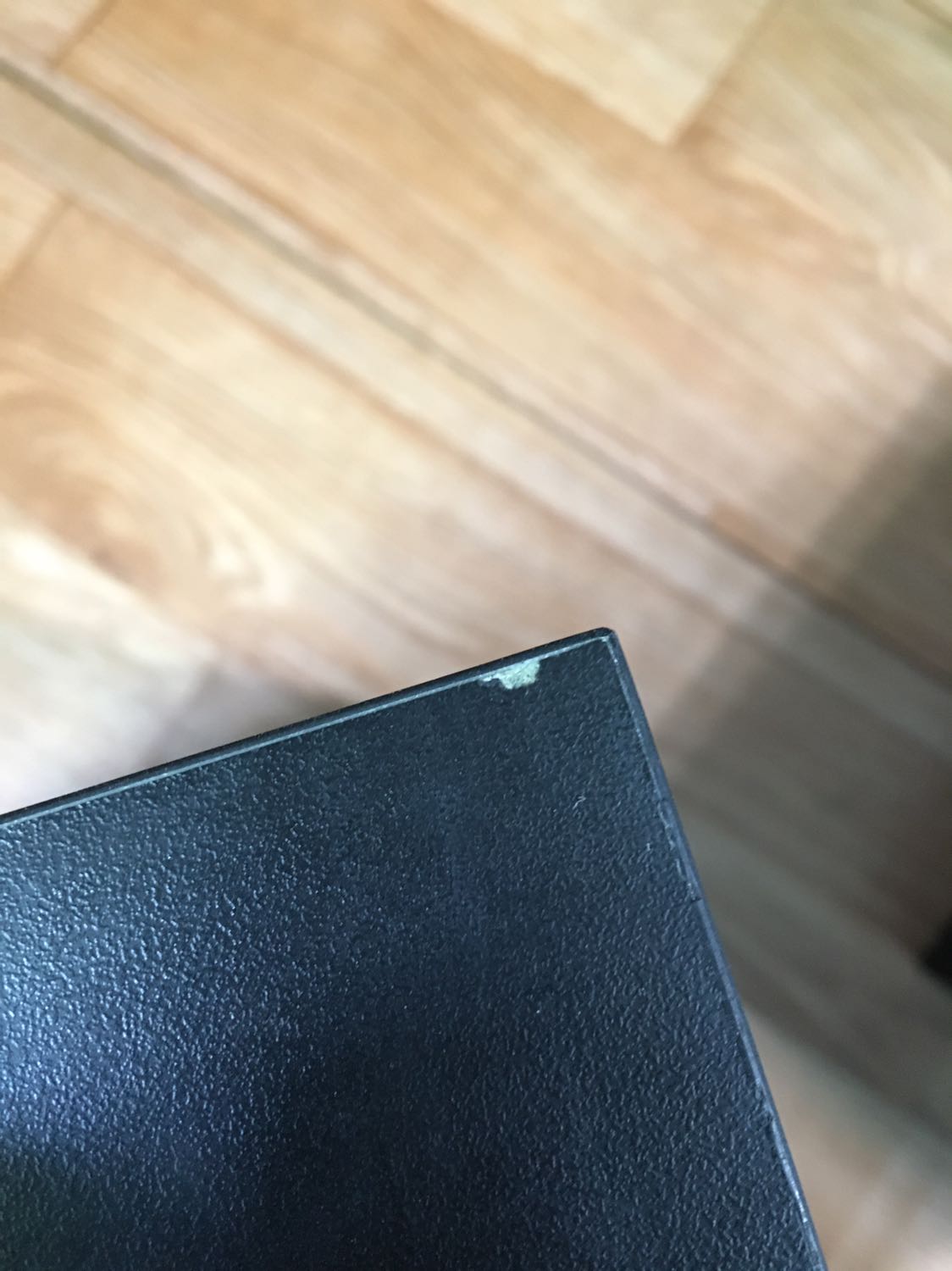 Có thể do khâu vận chuyển nên hơi sứt mẻ tí, tuy nhiên trong tờ hướng dẫn lắp ráp mục số 4 có vẻ như hướng dẫn ngược (lẽ ra phải theo chiều kim đồng hồ mới đúng), nhưng mình thích thiết kế và cách lắp ráp này nên cho 5 sao.