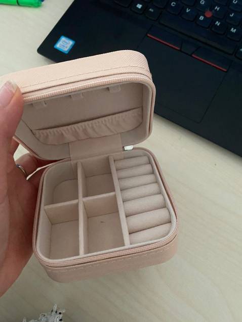 Hộp đẹp lắm nha,  Khoá kéo chắc chắn shop đóng gói cẩn thận, đầy đủ. Các bạn nam nên mua để tặng ngừi iu nè. Mn nên nha