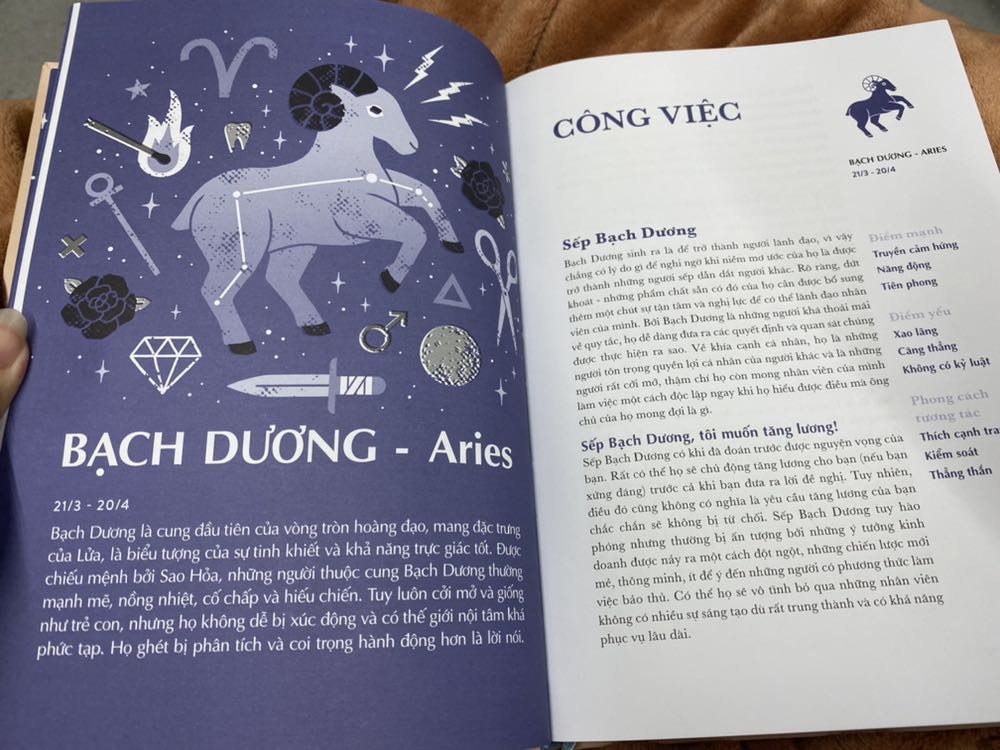 Nhận sách là mình hú hét luôn vì quá đẹp. Bản tiếng Anh Astrology of you and me đã quá nổi tiếng và hay rồi nên mình đã chờ phát hành bản Việt là hốt luôn. Sách siêu dày siêu nặng cầm đã tay lắm. Bìa cứng nhũ lấp lánh còn bên trong in màu 100% bảo sao giá xứng chất lượng cả thôi. Nội dung trình bày đầy đủ các mối quan hệ mà bạn có trong cuộc sống không thiếu thứ gì luôn: sếp, đồng nghiệp, nhân viên, bố mẹ anh chị em, ny đến ny cũ… có tất. Cuốn chiêm tinh có tính ứng dụng vào cuộc sống cao nhất mà bạn cần trong đời.