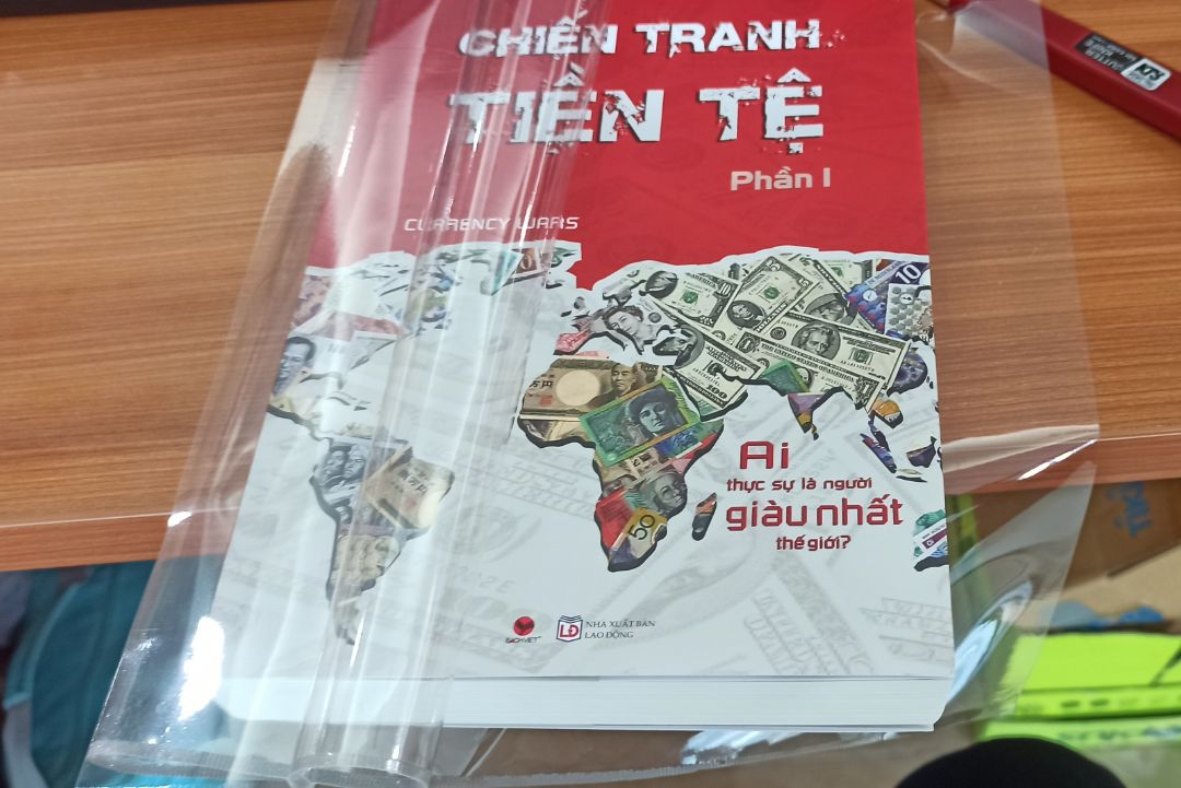 2 lần đặt sách liên tiếp thì 2 lần phát bực với dịch vụ tiki.  Ngày 16/4 nhận cuốn Sapiens không được bookcare, gọi tổng đài thì báo là sản phẩm này không được bookcare, nhưng xem review thấy các bạn khác vẫn có???  Hôm nay lại tiếp tục tin tưởng tiki, nhưng mở ra thì thấy bực mình đỉnh điểm. Bookcare là cuốn sách và miếng nhựa để rời, kiểu như: này,  tự mà bọc sách đi???. Đề nghị Tiki kiểm soát lại chất lượng dịch vụ của mình. 2 lần liên tiếp bị lỗi bookcare khiến mình rất khó chịu. Mình mua sách yêu cầu bookcare,  vì sách với mình không chỉ đọc 1 lần mà còn lưu trữ lâu dài cho tủ sách của mình.