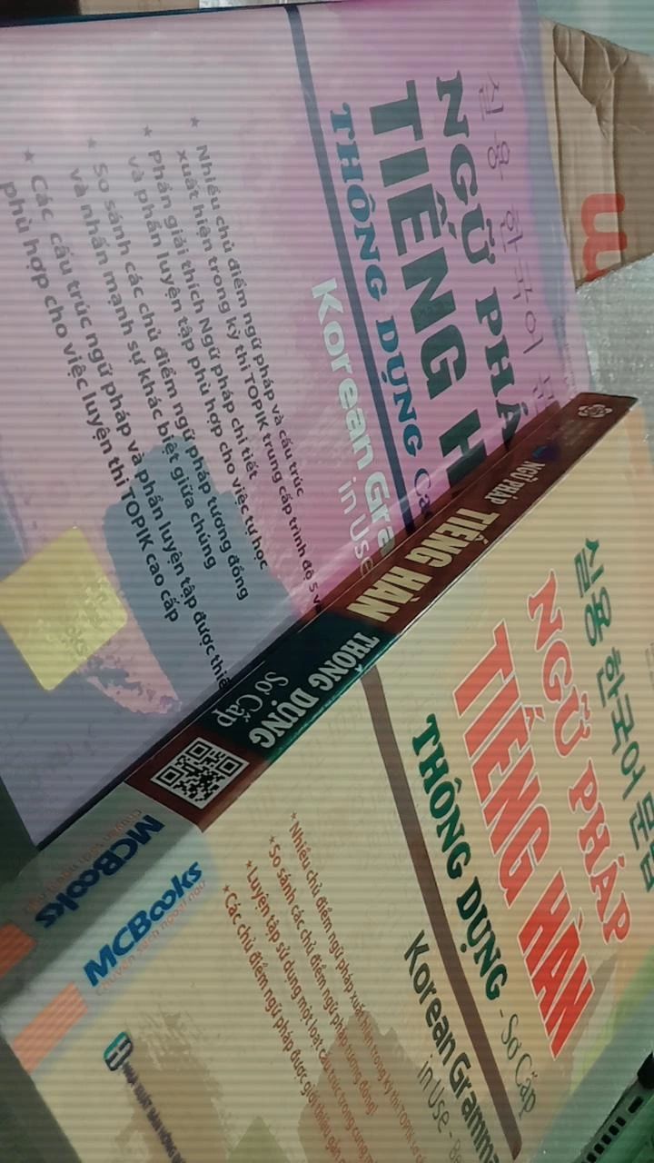 Cuốn sách bất hủ cho dân học tiếng Hàn nên cũng không cần review nhiều nữa :3 nhưng ước gì có đáp án cho các phần bài tập thì tốt nữa luôn. Tui thích bìa nhám kiểu vậy hơn là cuốn sơ cấp.
phải nửa năm rồi mới đặt sách trên tiki, đặt 5 đơn thì đơn nào giao cũng lâu cả tuần nên hơi lo do tiki gói hàng khá "ẩu" nhưng may là sách mới tinh 💜 do fahasa đang sale nên mua cho rẻ chứ hiếm khi nào tui mua qua nhà bán fahasa lắm, tính thêm 1 đơn chưa về nữa thì có 3 đơn qua fahasa thui à, trước tui toàn đặt qua tiki trading. Được cái mua qua fahasa sẽ gói kĩ hơn xíu nhưng ship cũng lâu hơn xíu luôn :)) đợt này mua sách đơn nào cũng phải quay video khui hàng nhưng may chưa đơn nào bất ổn đến mức phải đổi trả. 💯 chất lượng nhé 💜