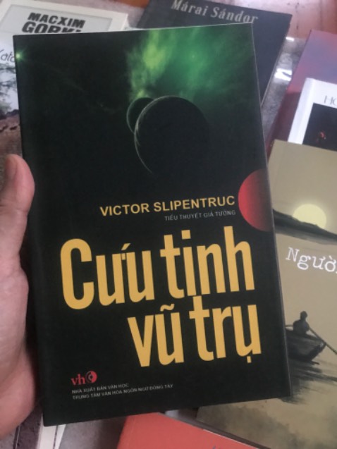 Cuốn này chưa biết nội dung sao vì mình mới nhận hàng, nhưng mà mình chê cái khổ sách sao mà nhỏ so với độ dày 651 trang, điều đó khiến cho lúc mở sách để đọc sẽ dễ bị gãy sách. 
Phải mà khổ to một chút thì tuyệt vời rồi. Sách từ năm 2013 nhưng còn khá mới.
Shop giao hàng nhanh, đóng gói rất cẩn thận.